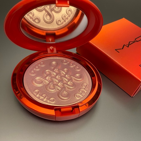 MAC Extra Dimension Skinfinish “Beaming Blush” - Picture 9 of 11